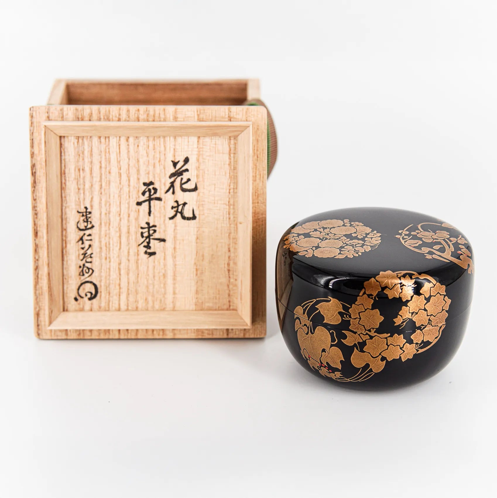Hanamaru Hira-natsume – Black Lacquer Tea Caddy with Gold Maki-e Floral Crests