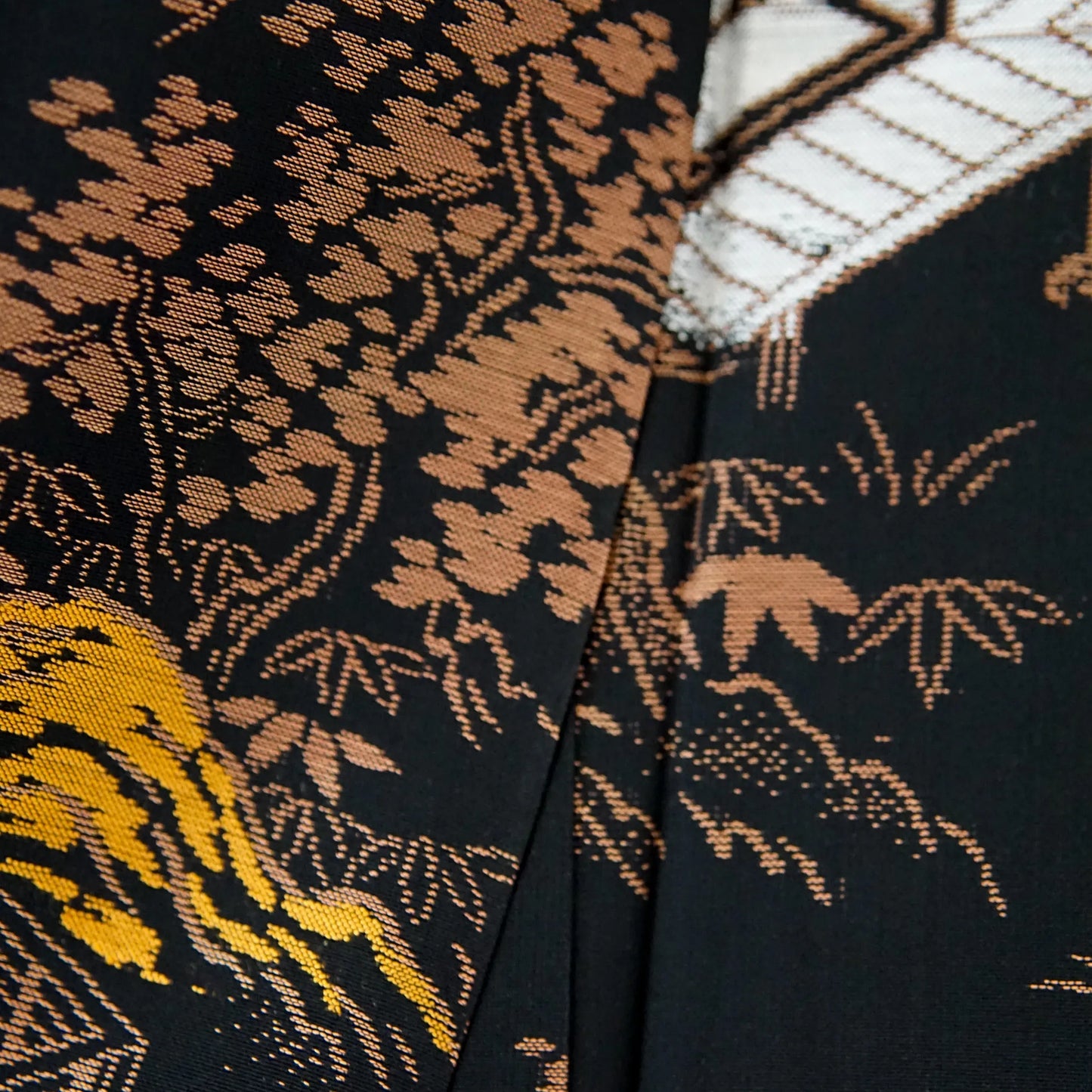 Komon (Awase) – Tsumugi Silk Blend – Scenic Landscape, Taishō Roman – Black×Bronze – 151.5/63/48.5
