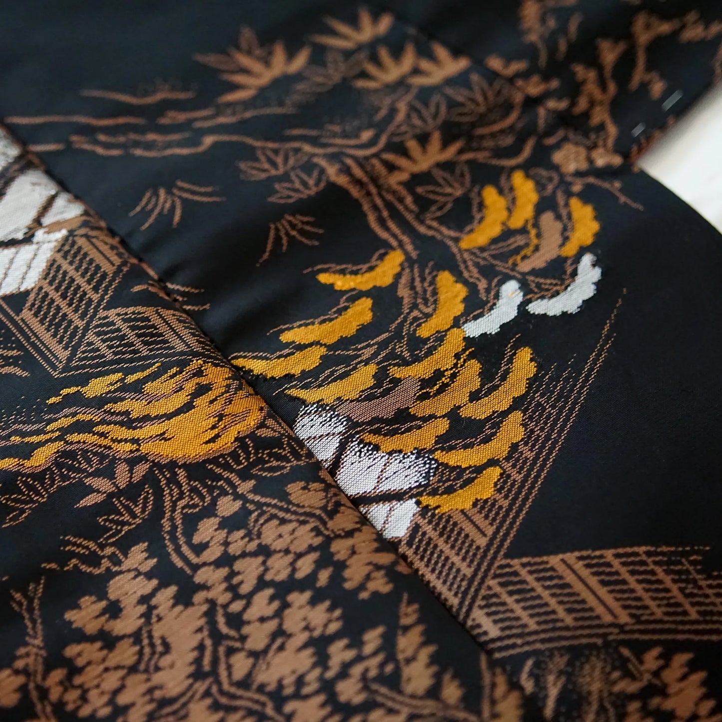 Komon (Awase) – Tsumugi Silk Blend – Scenic Landscape, Taishō Roman – Black×Bronze – 151.5/63/48.5