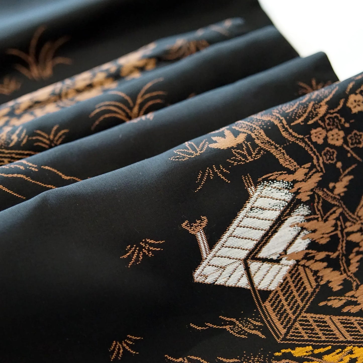 Komon (Awase) – Tsumugi Silk Blend – Scenic Landscape, Taishō Roman – Black×Bronze – 151.5/63/48.5