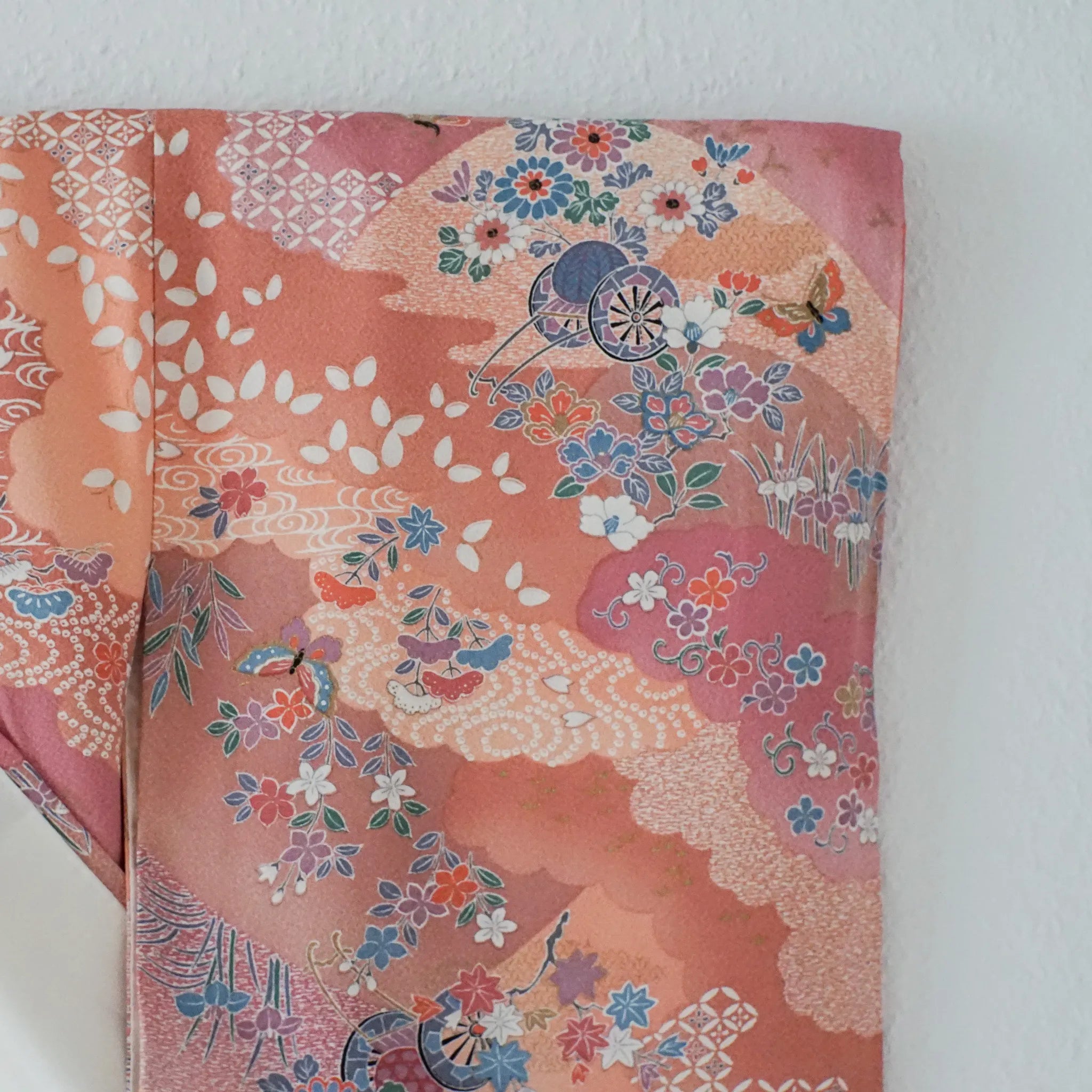 Komon (Awase) – Seiden-Chirimen – Pfirsichrosa, Blumen & Schmetterlinge – 162/63/47
