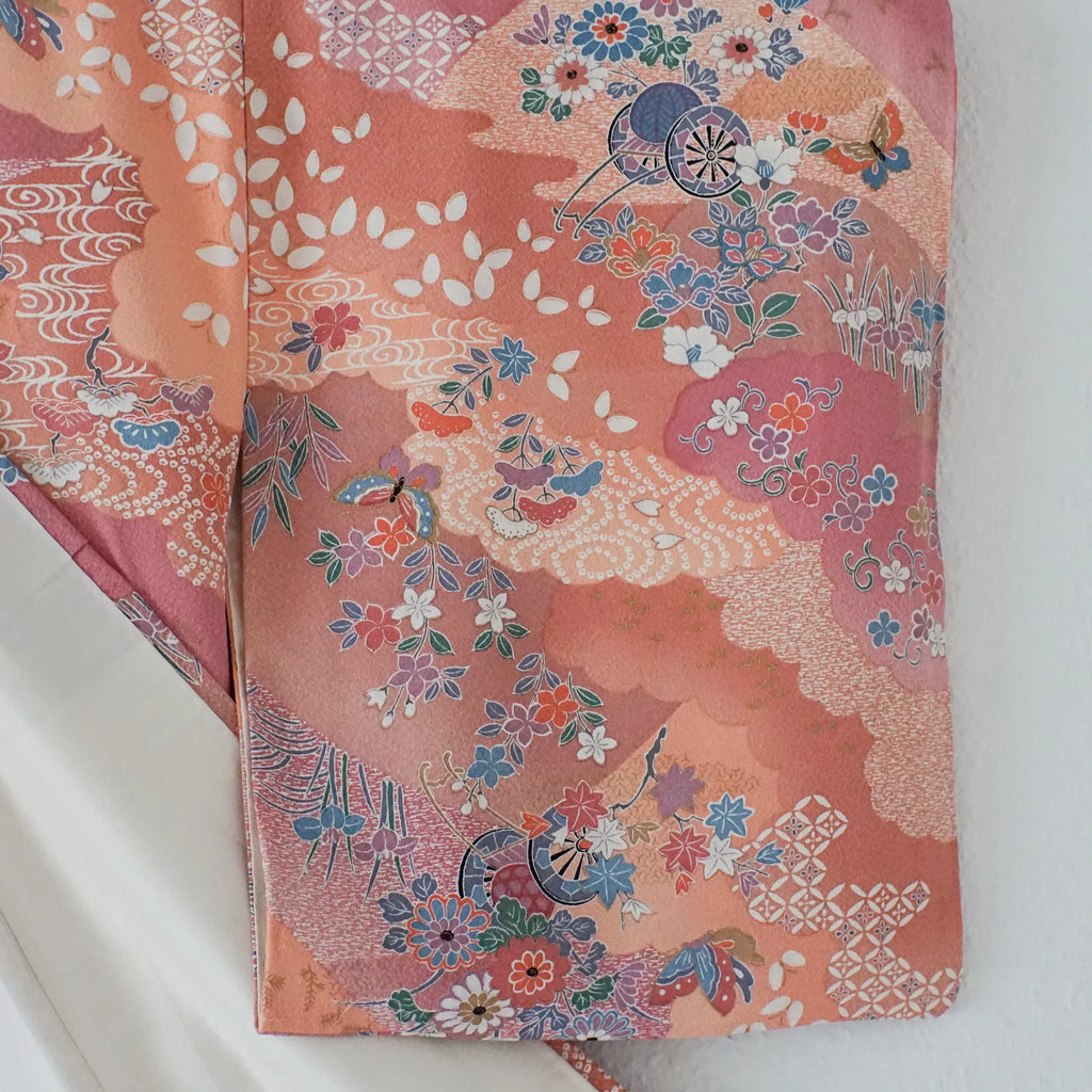 Komon (Awase) – Seiden-Chirimen – Pfirsichrosa, Blumen & Schmetterlinge – 162/63/47