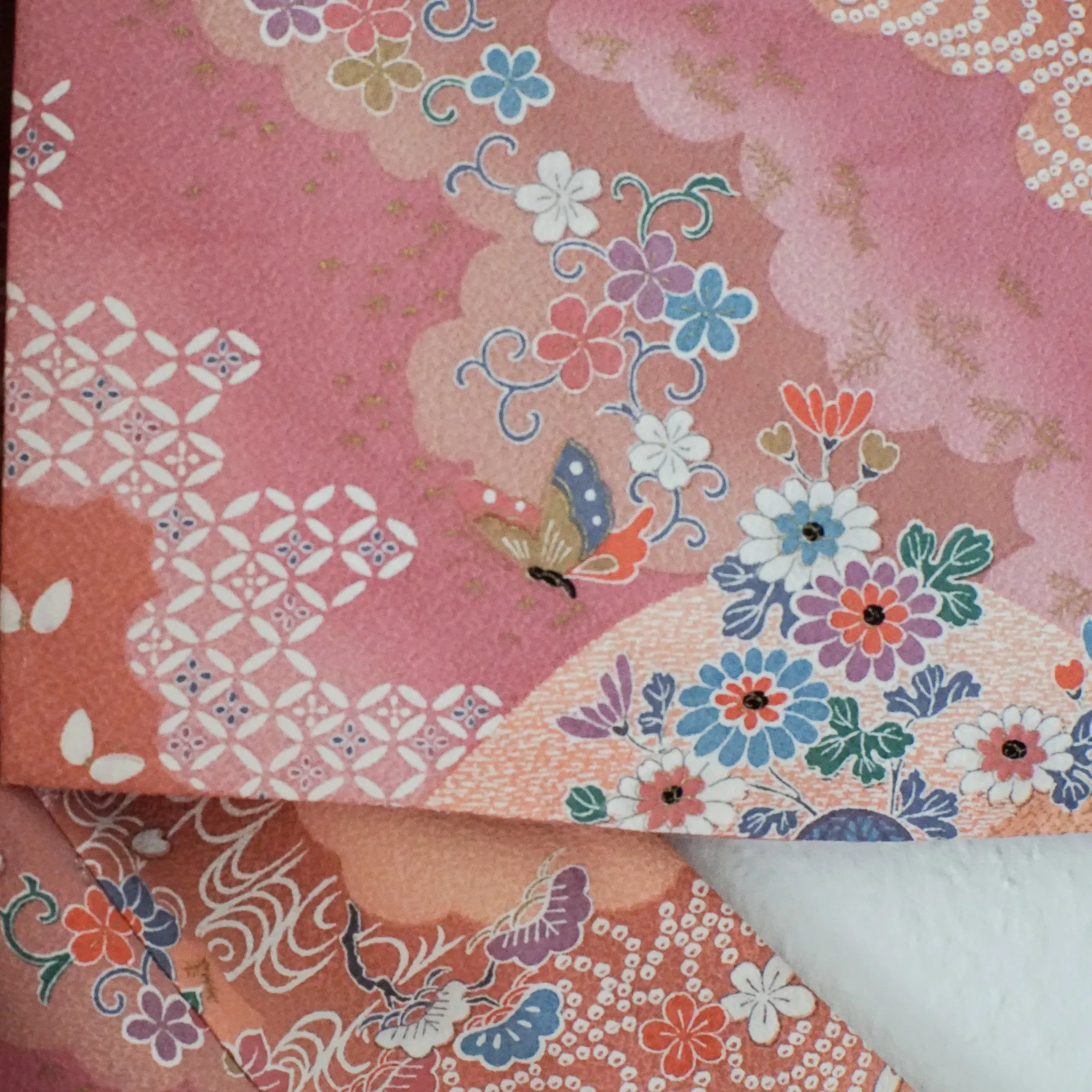 Komon (Awase) – Seiden-Chirimen – Pfirsichrosa, Blumen & Schmetterlinge – 162/63/47