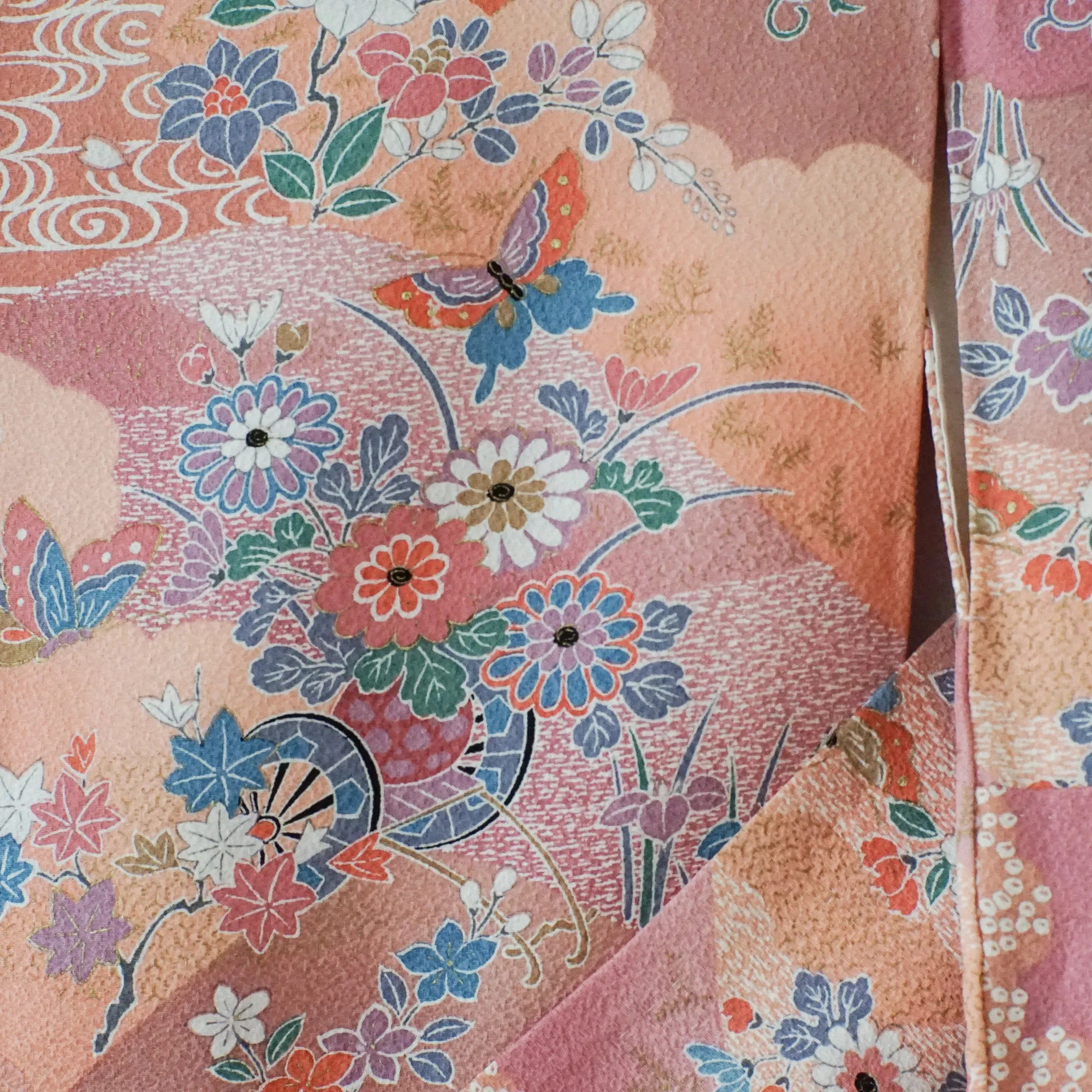 Komon (Awase) – Seiden-Chirimen – Pfirsichrosa, Blumen & Schmetterlinge – 162/63/47