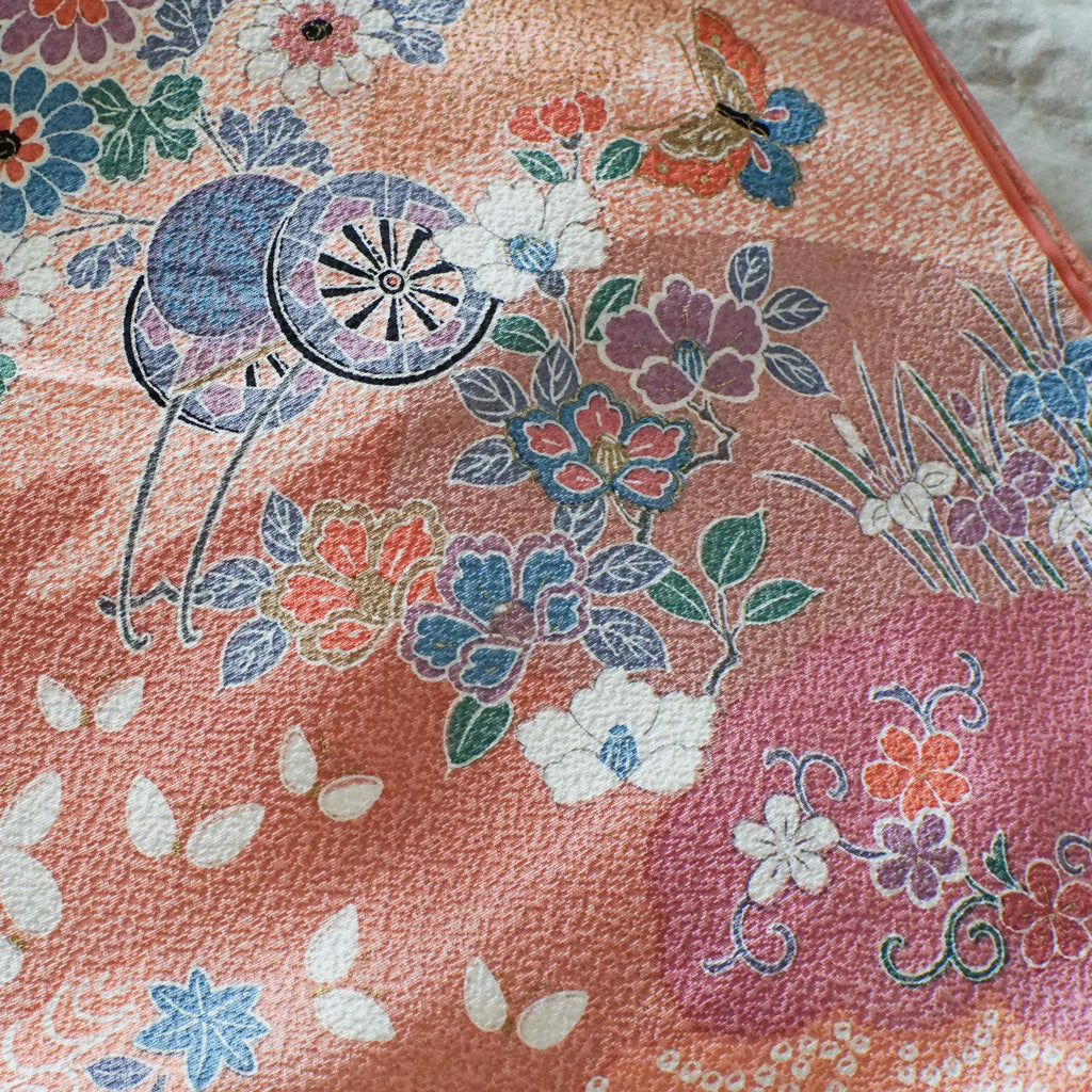 Komon (Awase) – Seiden-Chirimen – Pfirsichrosa, Blumen & Schmetterlinge – 162/63/47