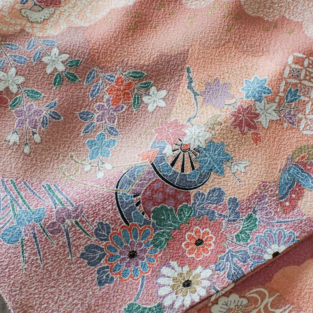 Komon (Awase) – Seiden-Chirimen – Pfirsichrosa, Blumen & Schmetterlinge – 162/63/47